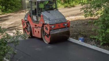 Novokuznetsk, Rusya - 29 Haziran 2019. Yurtiçi toprakların iyileştirilmesi - asfalt döşeme