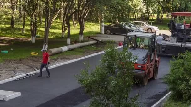 Novokuznetsk Rusia Junio 2019 Mejora Los Territorios Nacionales Colocación Asfalto — Vídeo de stock