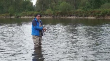 hızlı akım ile dağ nehrinde Balık tutma