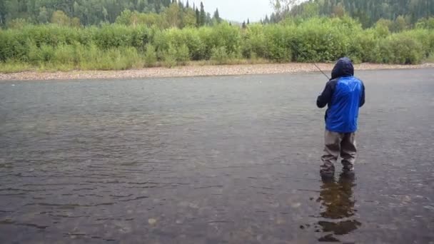 Fiske Vid Floden Berg Med Snabb Ström — Stockvideo