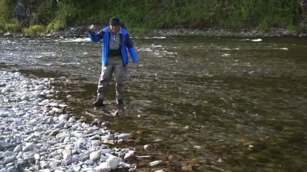 在山区河流与快速电流钓鱼 — 图库视频影像