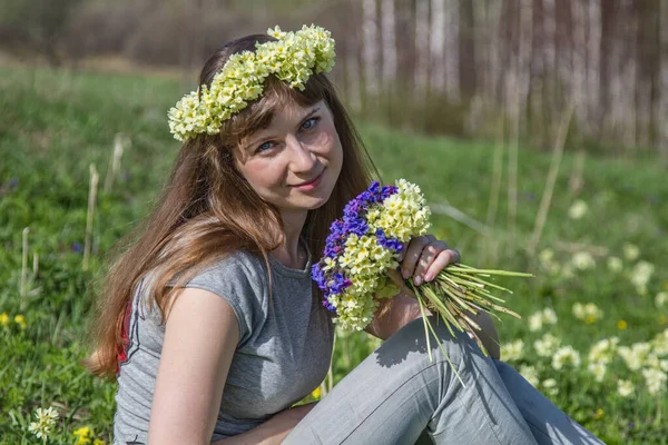 The girl with a wreath — Stock Photo, Image