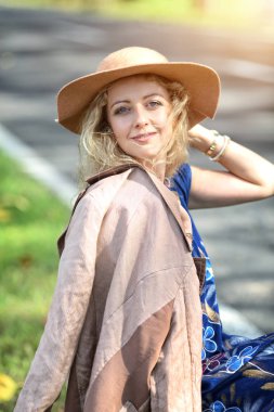 Şapkalı bir gülümseyen genç kadın