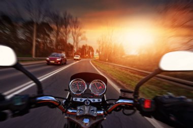 Güneşli bir gün ucunda bir motosiklet sürme