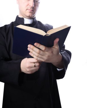 Kutsal İncil'in üzerine beyaz bir arka plan ile rahip