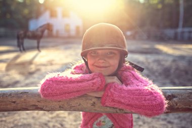 istikrarlı neşeli kız