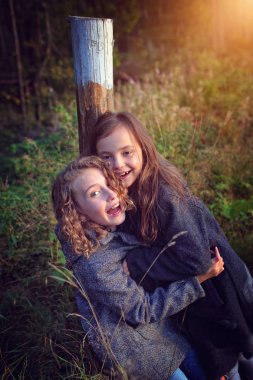 zaman bir arkadaşı ile birlikte