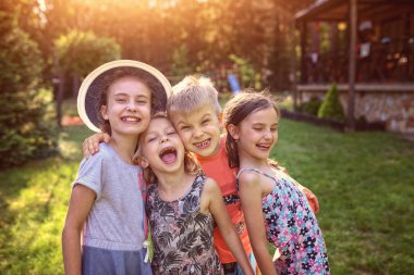 genç arkadaşlar birlikte zaman geçirmek