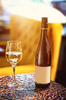 restoranda sek beyaz şarap döktü