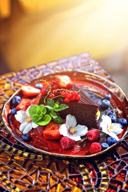 Çikolatalı kek meyve ile dekore edilmiş