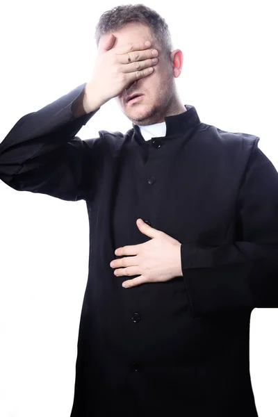 Priester Bedekt Zijn Gezicht Met Zijn Hand — Stockfoto