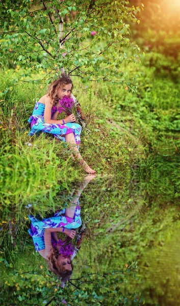 Menina Pensativa Cheirando Flores Lago — Fotografia de Stock