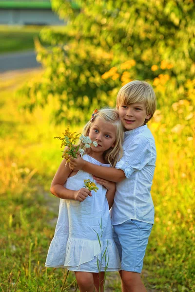Małe Dzieci Przytulanie Siebie — Zdjęcie stockowe
