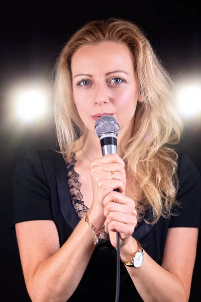 Beautiful Singer Sings Song — Stock Photo, Image