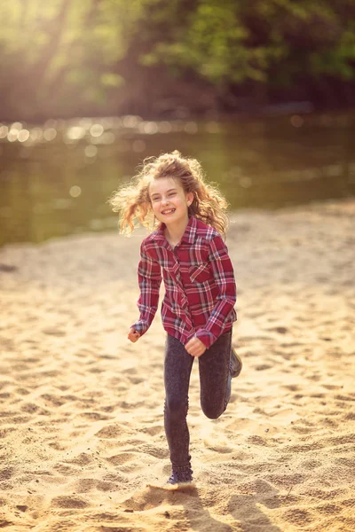 Lächelndes Kleines Mädchen Läuft Strand Entlang — Stockfoto