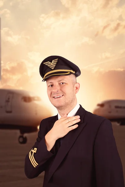 Piloto Alegre Uniforme Aeropuerto — Foto de Stock