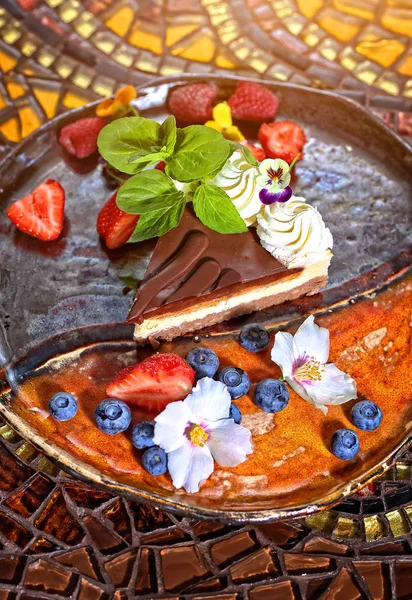 Dort Crème Čokoládové Ovoce Restauraci — Stock fotografie