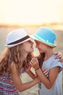     güneşli bir akşamı kumsalda mutlu arkadaşlar gülmek