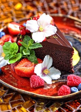 Çikolatalı browni kek meyve ile süslenmiş