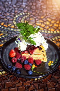 çikolata ve krem meyve tatlı