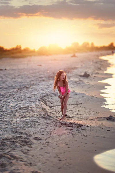 Chica Joven Traje Está Jugando Playa — Foto de Stock