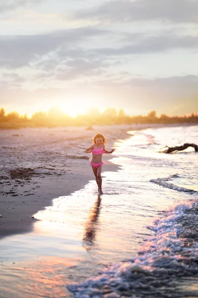 Νεαρό Κορίτσι Ένα Κοστούμι Παίζοντας Στην Παραλία — Φωτογραφία Αρχείου