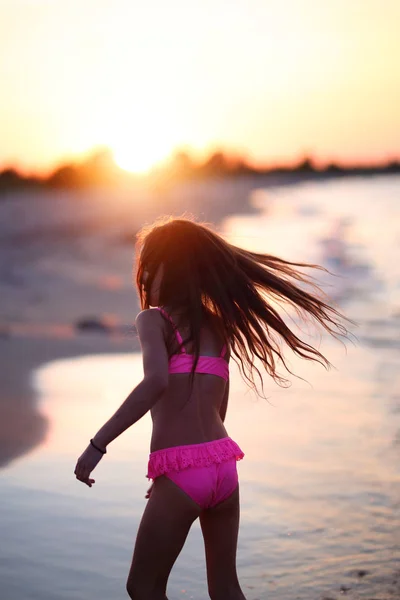 Młoda Dziewczyna Stroju Pełne Jest Taniec Plaży — Zdjęcie stockowe