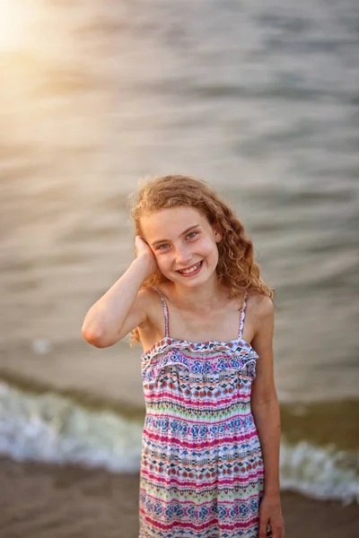 Sorrindo Menina Feliz Contra Mar — Fotografia de Stock