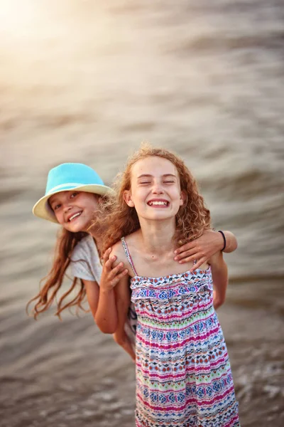 Ευτυχείς Φίλοι Γελάσει Στην Παραλία Ένα Ηλιόλουστο Απόγευμα — Φωτογραφία Αρχείου