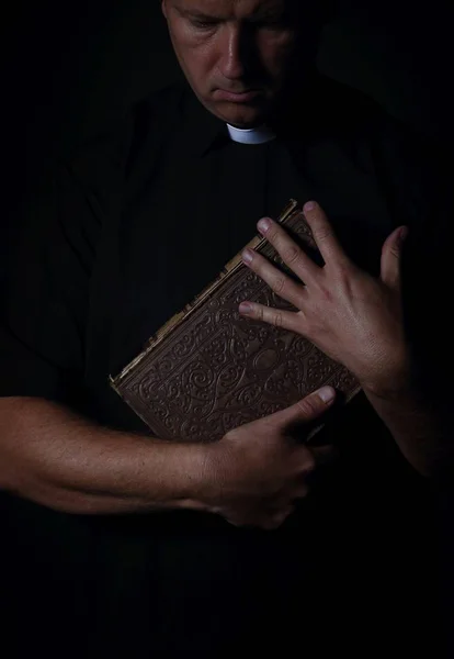 Priest Prays Bible — Stock Photo, Image