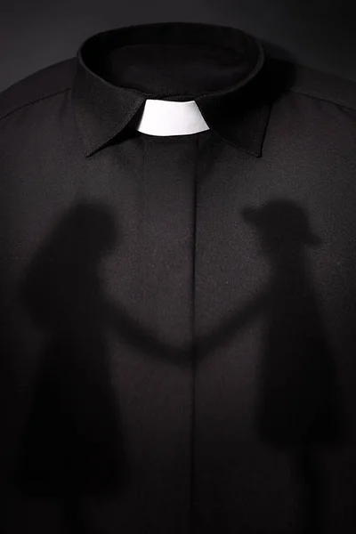 Schatten Der Kinder Auf Der Soutane Des Priesters — Stockfoto