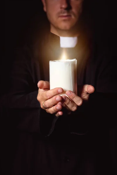 Sacerdote Sostiene Velas Mano —  Fotos de Stock