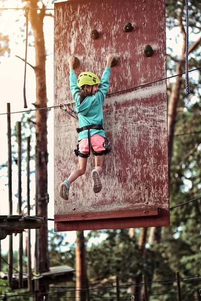 Escalando Uma Jovem Parque Corda — Fotografia de Stock