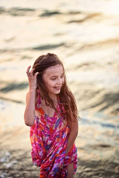 Sonriente Joven Feliz Contra Mar — Foto de Stock