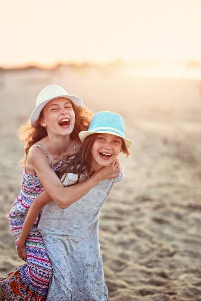 Prieteni Fericiți Râd Plajă Într Seară Însorită — Fotografie, imagine de stoc