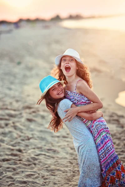 Prieteni Fericiți Râd Plajă Într Seară Însorită — Fotografie, imagine de stoc