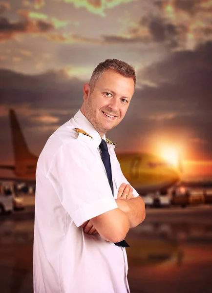 Jubelnder Pilot Eines Flugzeugs Uniform Steht Flughafen — Stockfoto