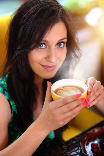 微笑的女孩喝她最爱的咖啡 — 图库照片