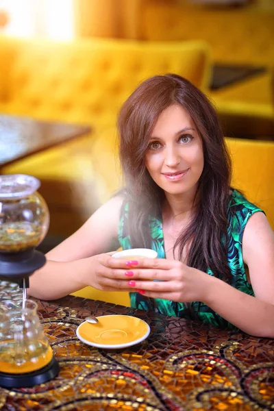咖啡馆里的女人喝着精致的茶 — 图库照片