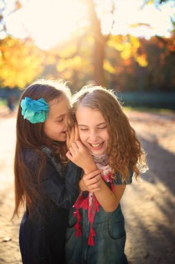 Genç fiends park içinde eğlenmek