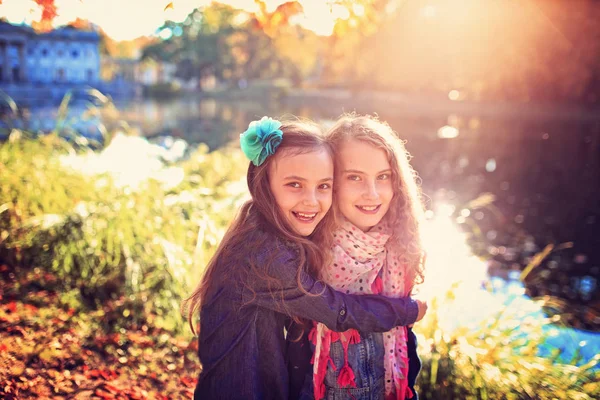 Meninas Felizes Estão Abraçando Uns Aos Outros Dia Outono — Fotografia de Stock