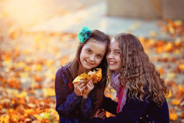 Meninas Felizes Dia Outono — Fotografia de Stock