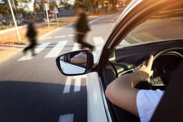 Fahrer Lässt Fußgänger Auf Dem Gang Stehen — Stockfoto