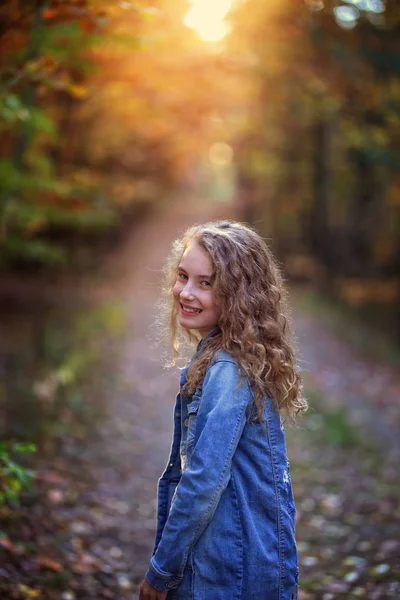 Heureux Jeune Adolescent Automne Une Forêt Ensoleillée — Photo