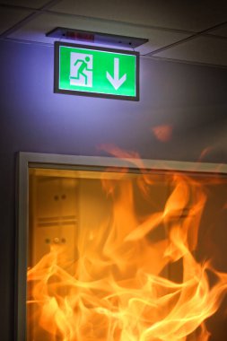 bir ofis binası içinde ateş