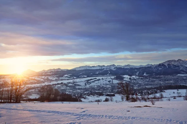 日の出とポーランドの冬の山のビュー — ストック写真