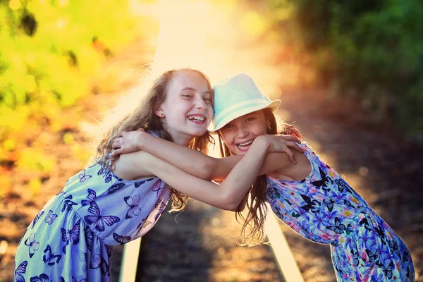 Happy Sisters Laugh Sunny Day — Stock Photo, Image