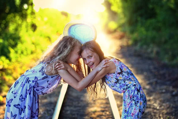 Happy Sestry Smích Slunečného Dne — Stock fotografie