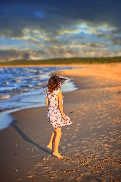 Happy Νεαρό Κορίτσι Χορεύουν Στην Παραλία Από Τον Ωκεανό — Φωτογραφία Αρχείου