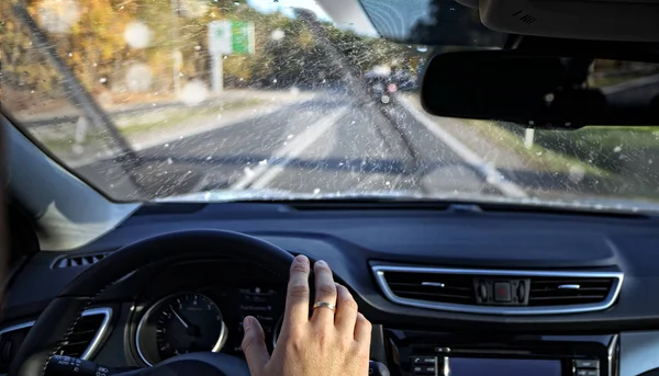 車で雪の日の運転 — ストック写真